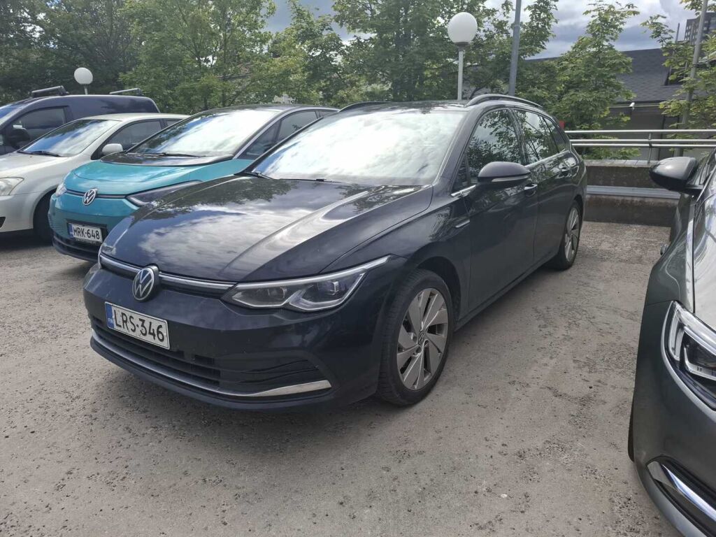 Volkswagen Golf 2023 Musta