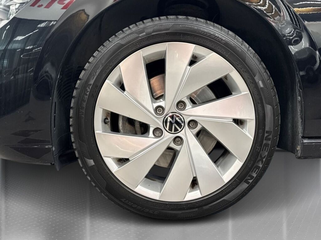 Volkswagen Golf 2023 Musta