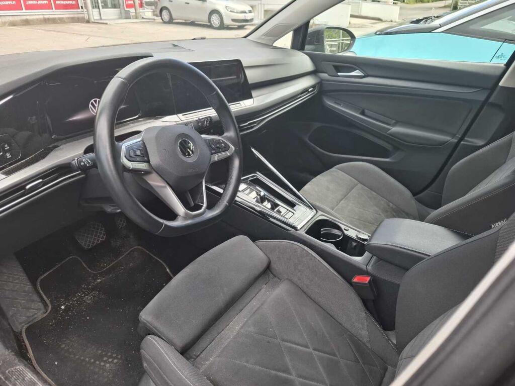Volkswagen Golf 2023 Musta