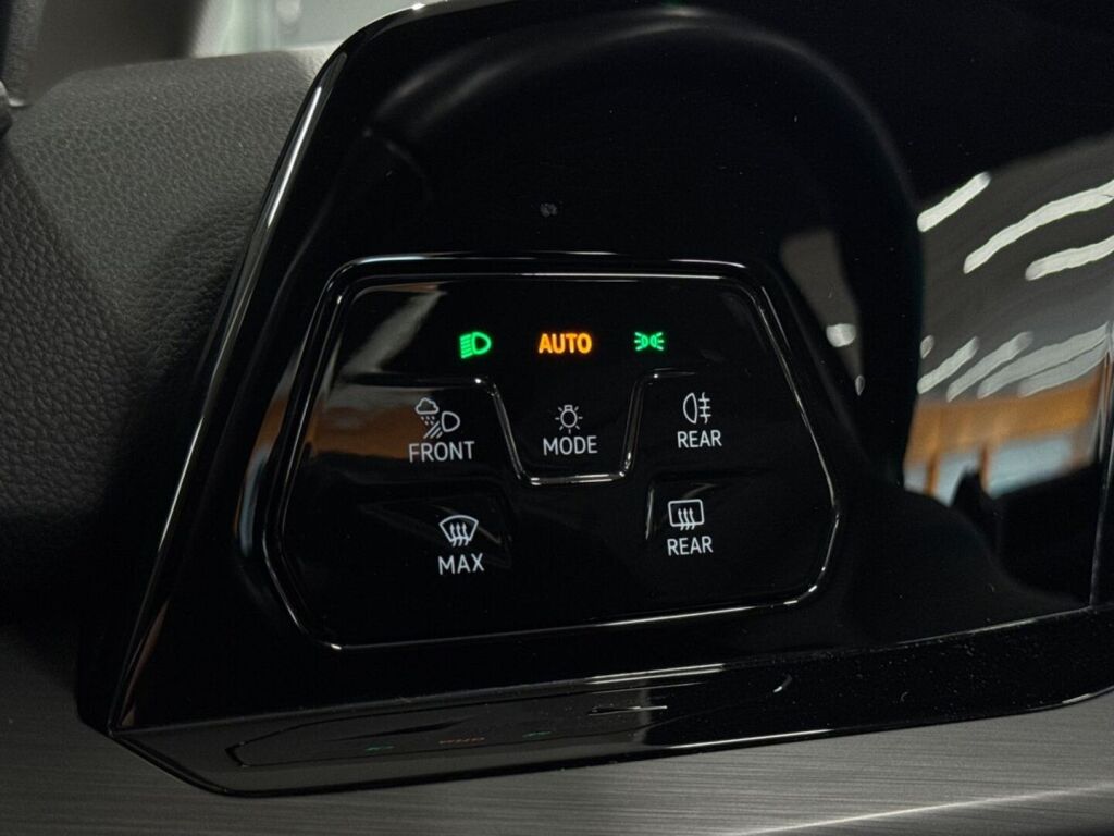 Volkswagen Golf 2023 Musta