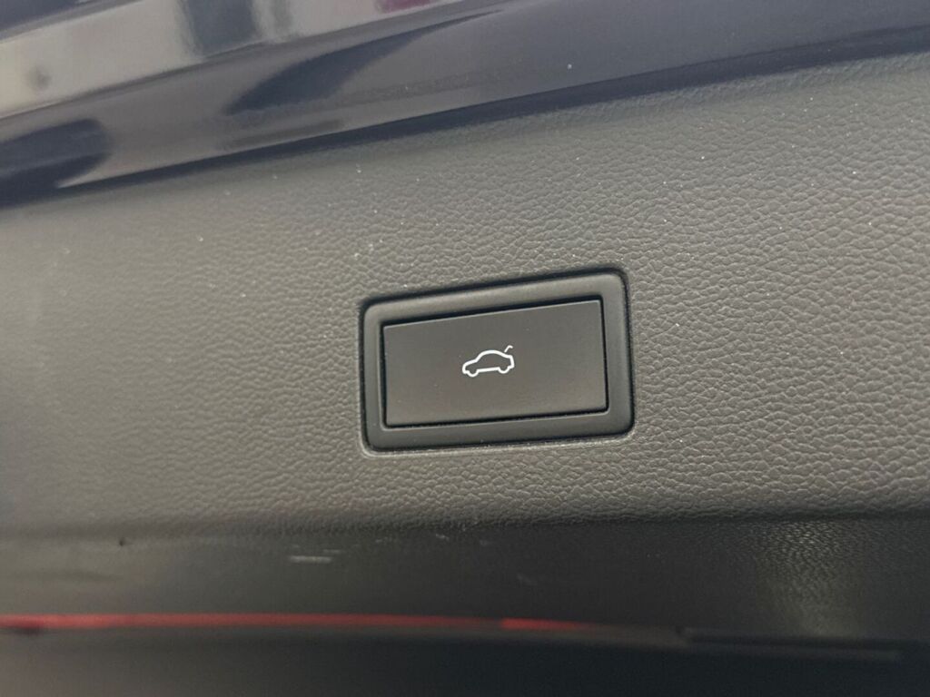 Volkswagen Golf 2023 Musta