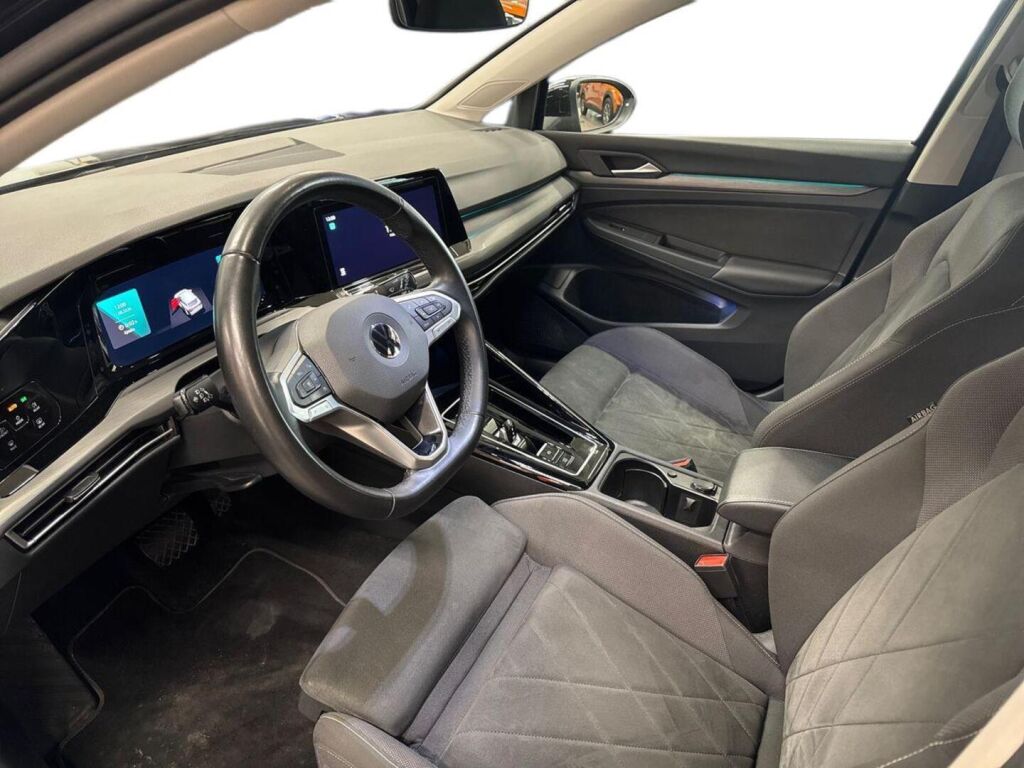 Volkswagen Golf 2023 Musta