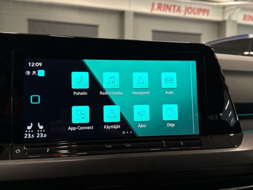 Volkswagen Golf 2023 Musta