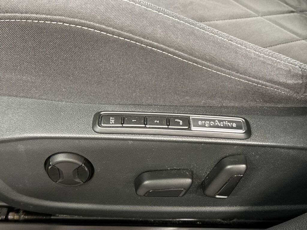 Volkswagen Golf 2023 Musta