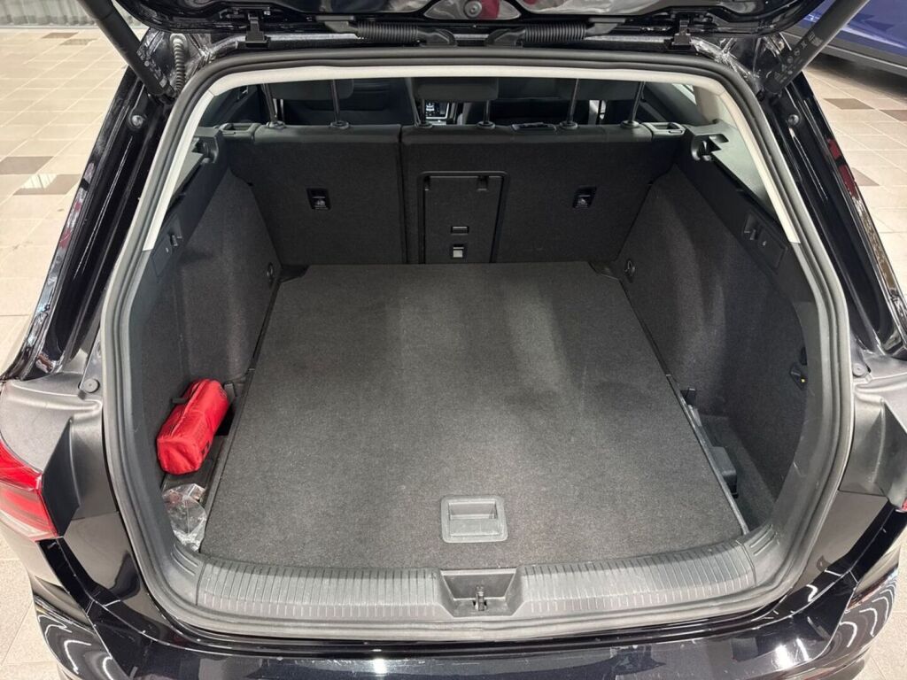 Volkswagen Golf 2023 Musta