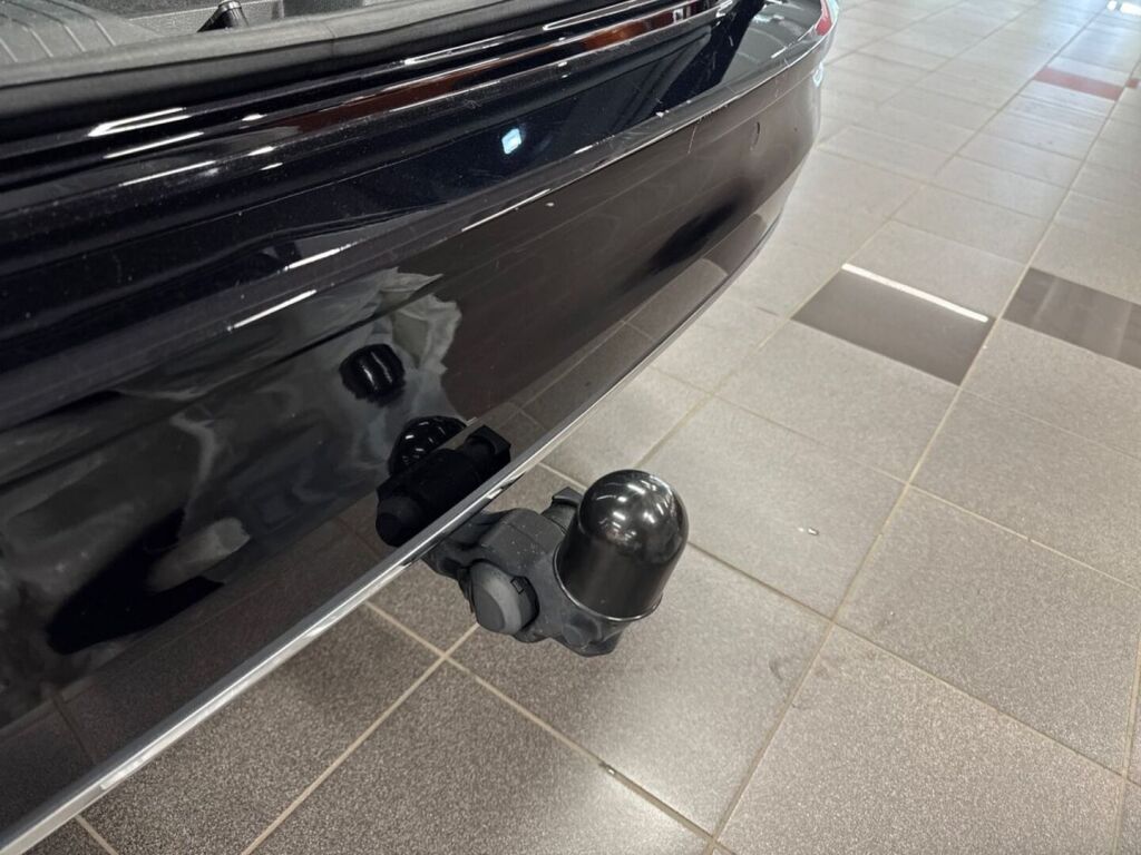Volkswagen Golf 2023 Musta