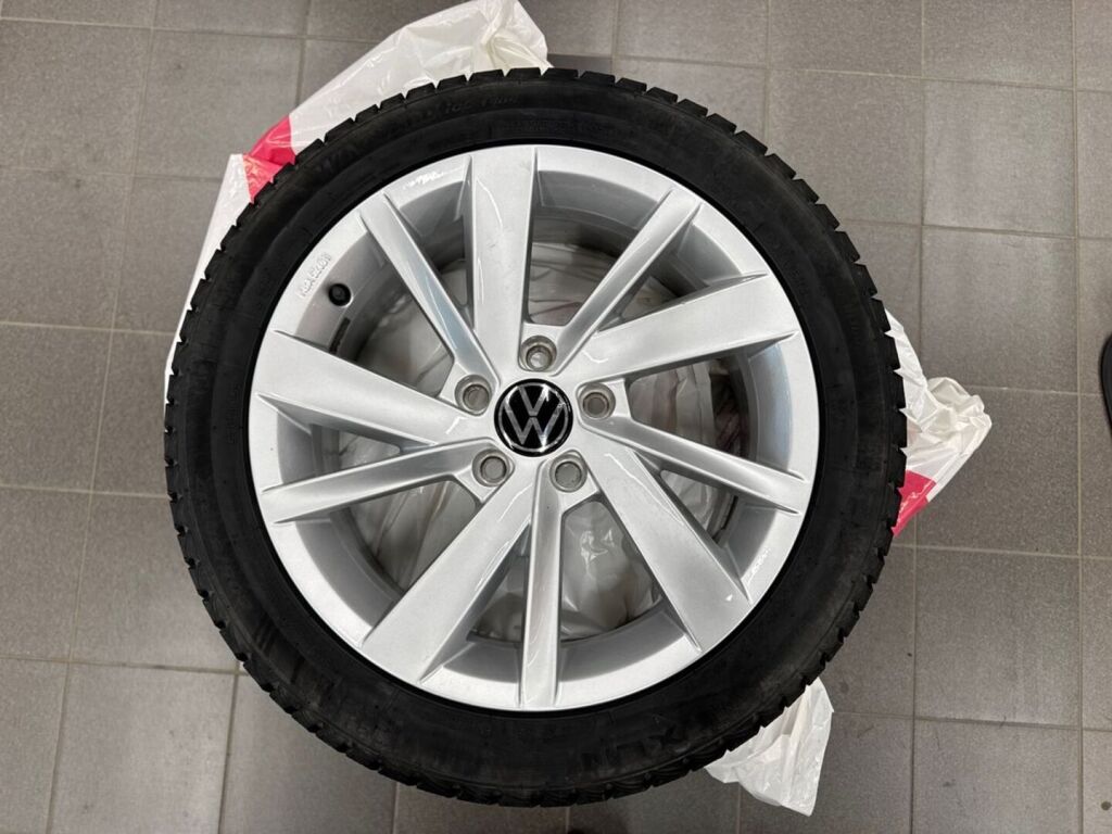 Volkswagen Golf 2023 Musta