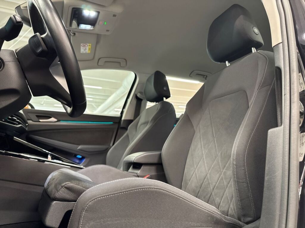 Volkswagen Golf 2023 Musta