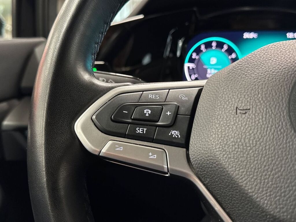 Volkswagen Golf 2023 Musta