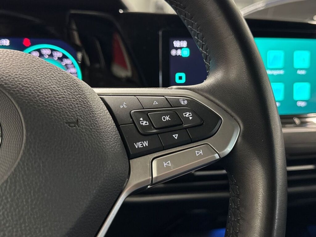 Volkswagen Golf 2023 Musta