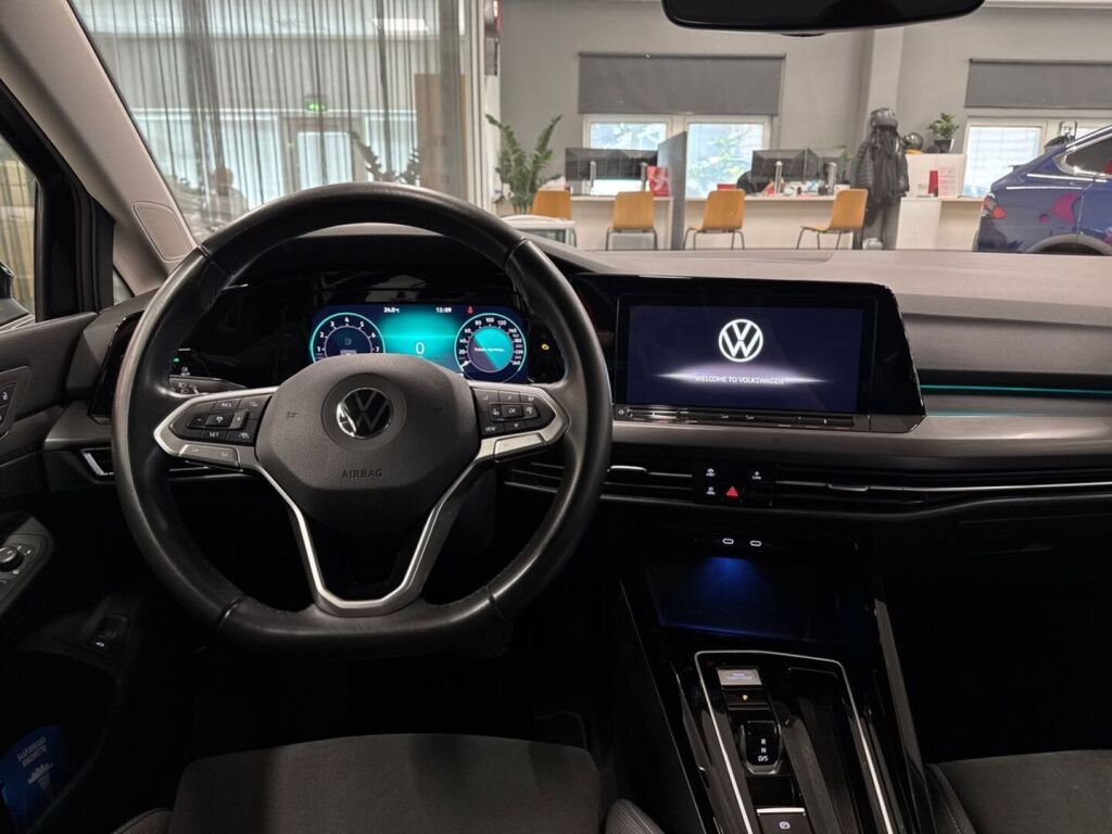 Volkswagen Golf 2023 Musta