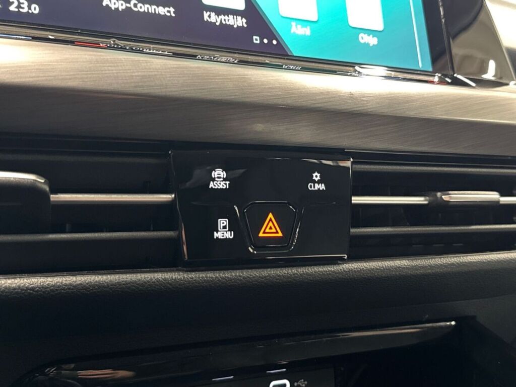 Volkswagen Golf 2023 Musta