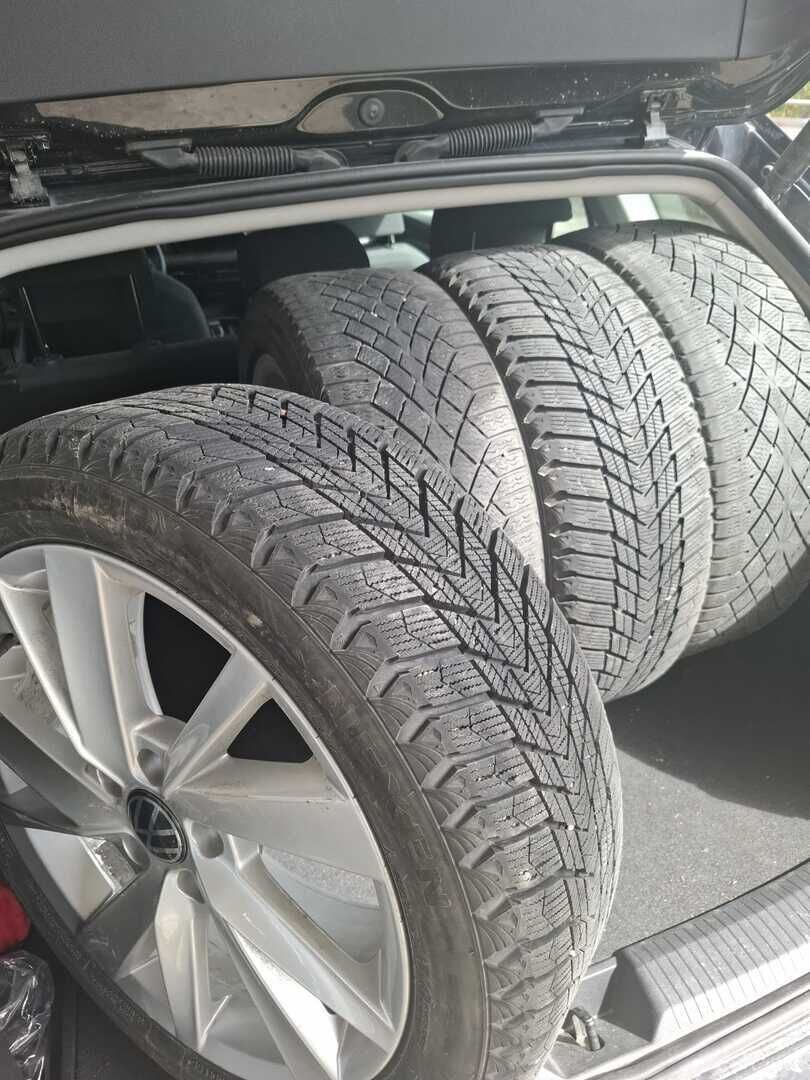 Volkswagen Golf 2023 Musta