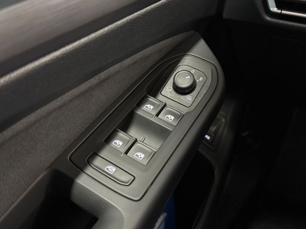 Volkswagen Golf 2023 Musta