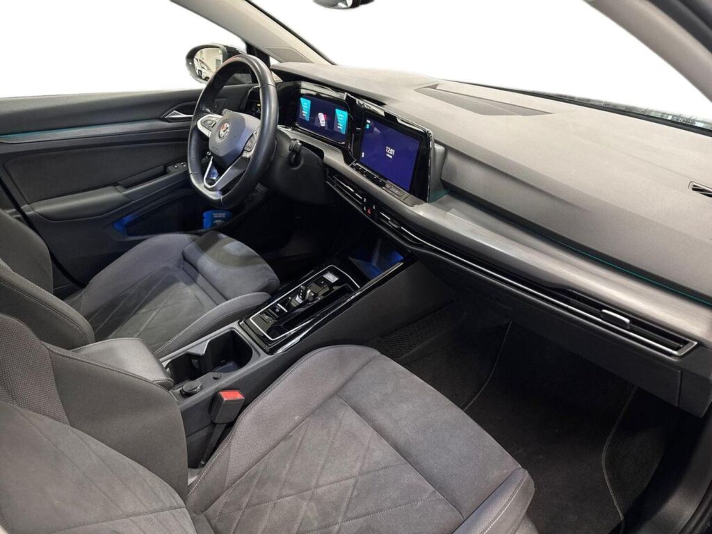 Volkswagen Golf 2023 Musta