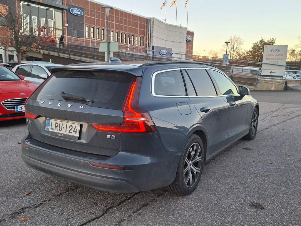 Volvo V60 2022 Sininen