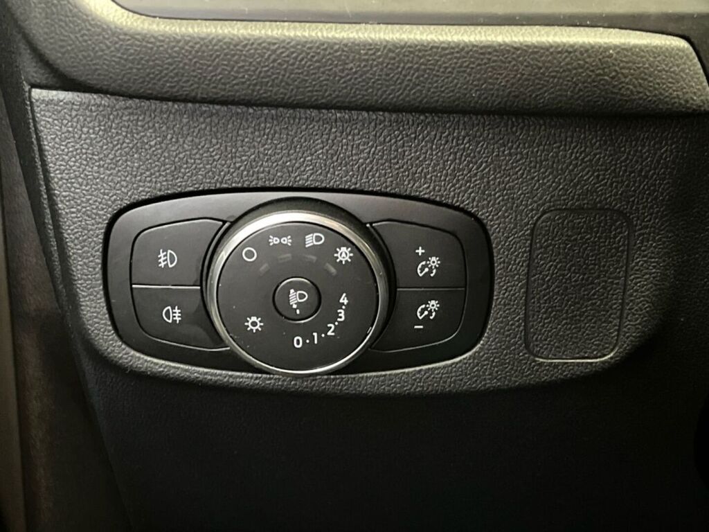 Ford Focus 2022 Musta