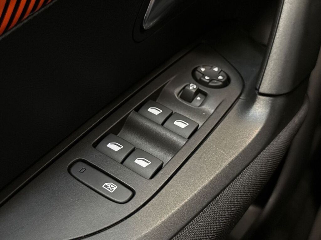 Peugeot 2008 2023 Oranssi