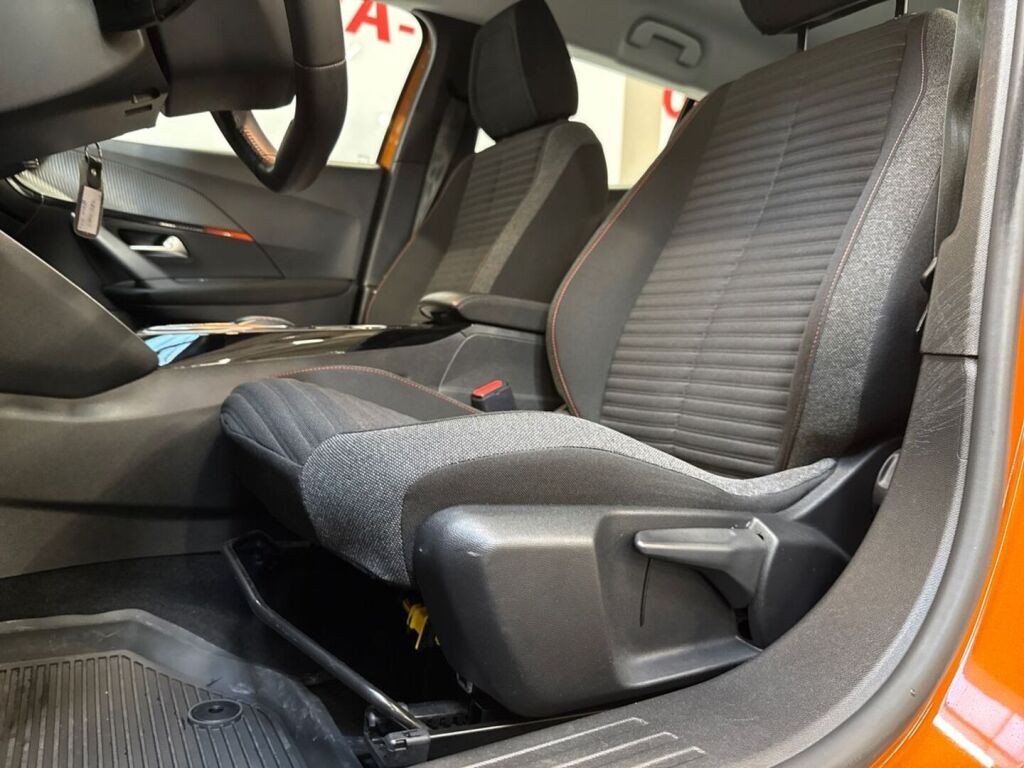 Peugeot 2008 2023 Oranssi