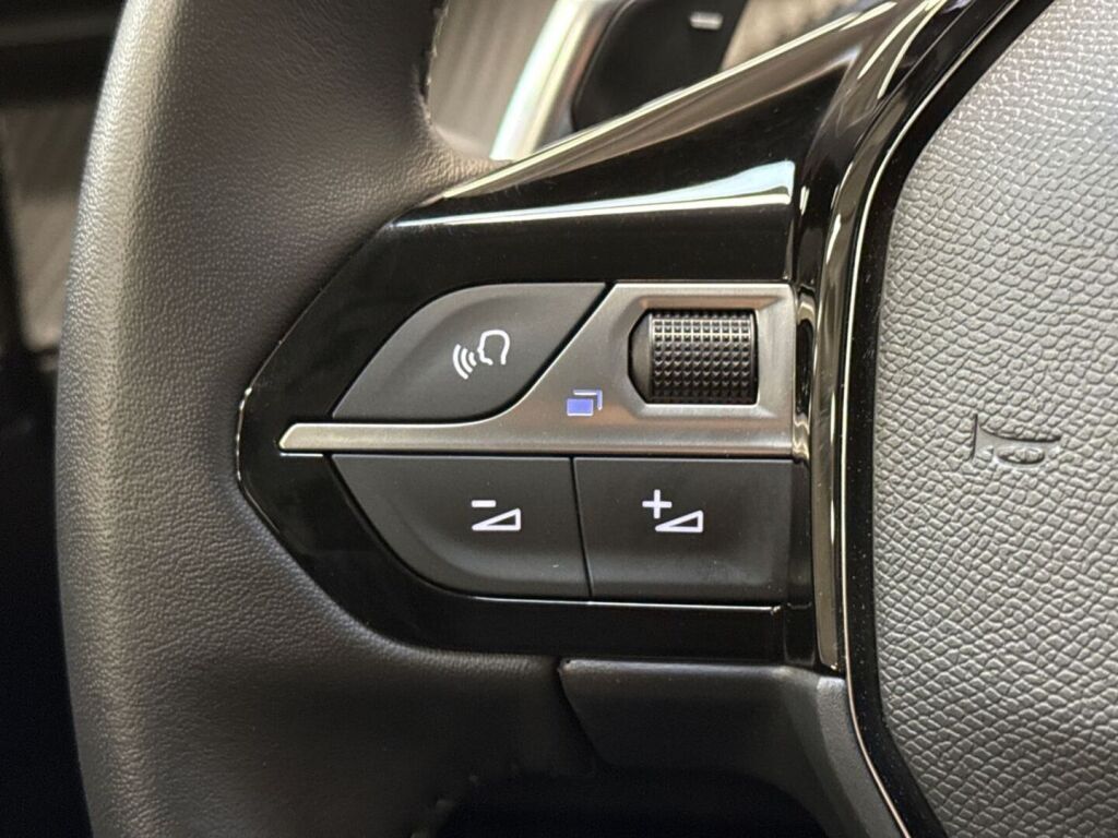 Peugeot 2008 2023 Oranssi