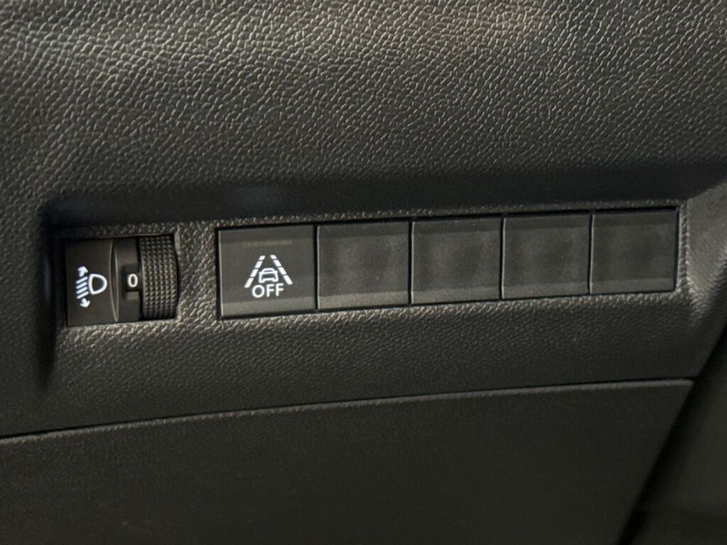 Peugeot 2008 2023 Oranssi