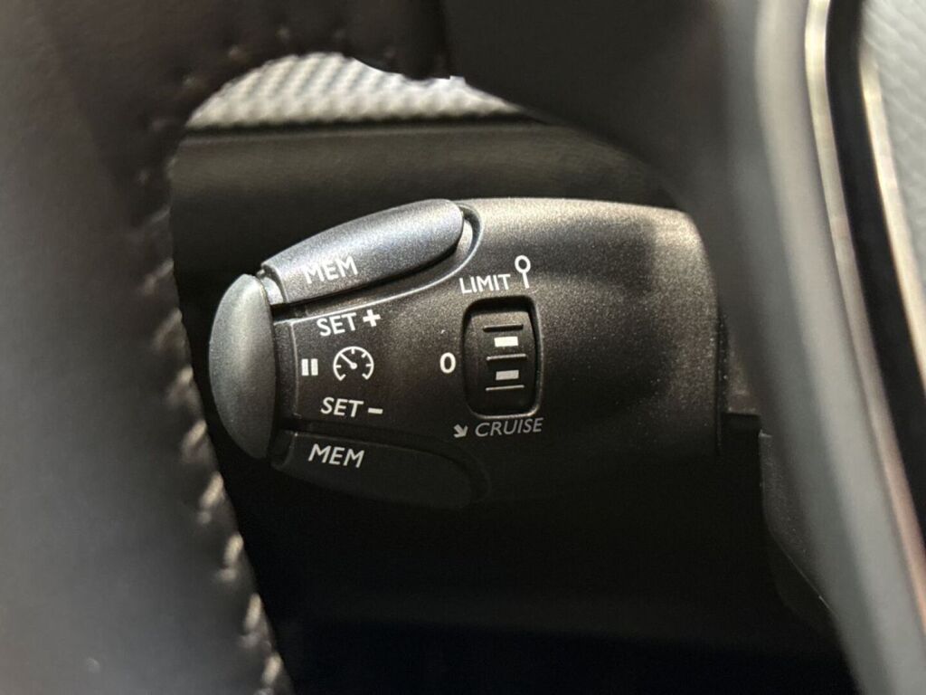 Peugeot 2008 2023 Oranssi