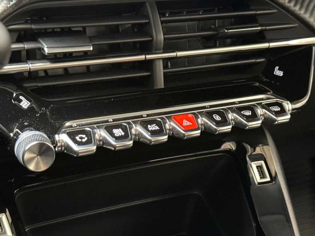 Peugeot 2008 2023 Oranssi