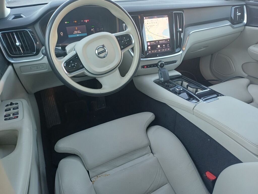 Volvo V60 2023 Musta