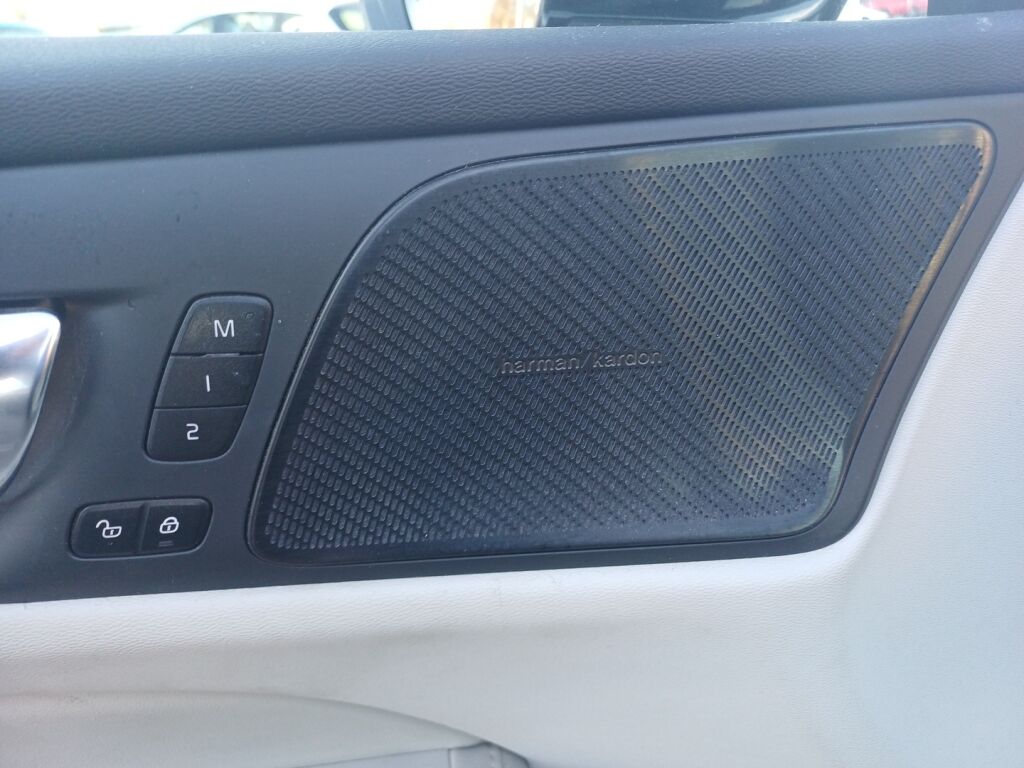 Volvo V60 2023 Musta