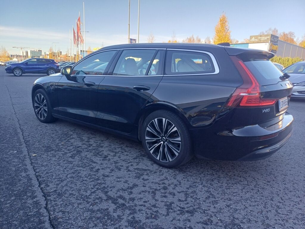 Volvo V60 2023 Musta