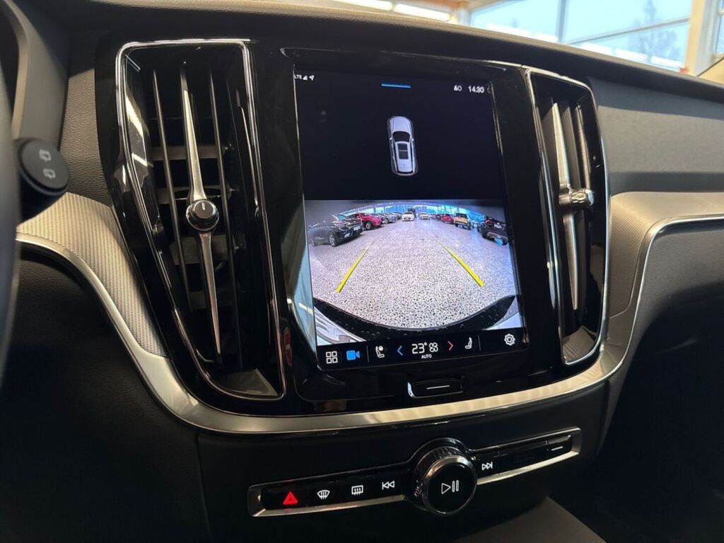 Volvo V60 2023 Musta