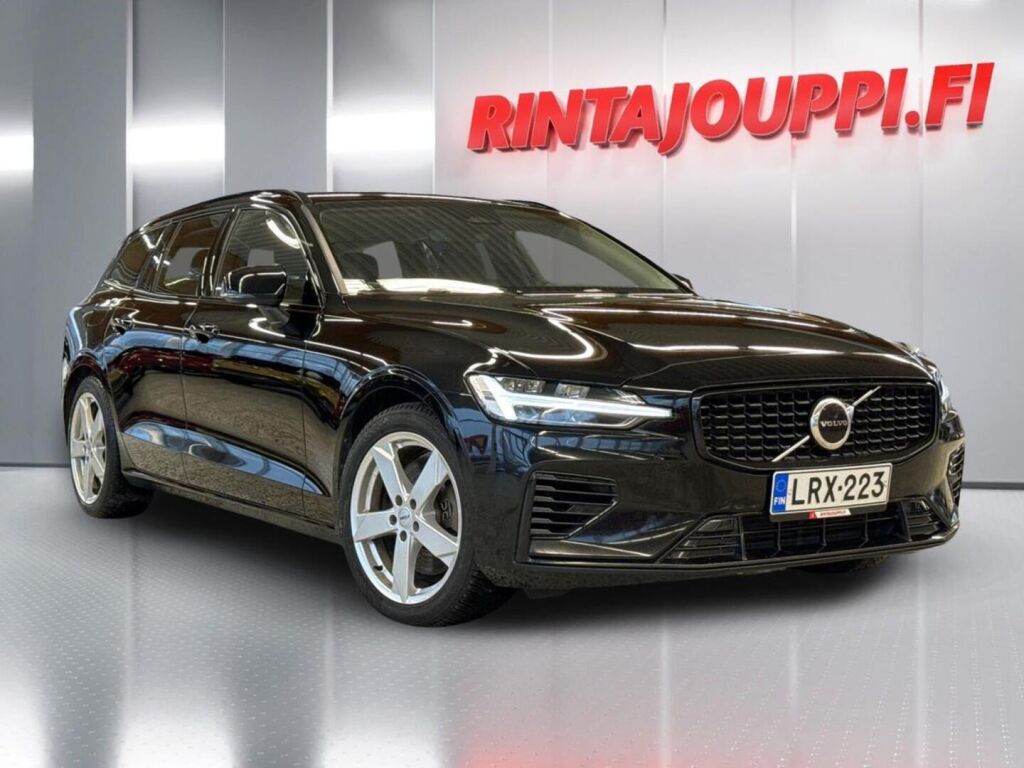 Volvo V60 2023 Musta