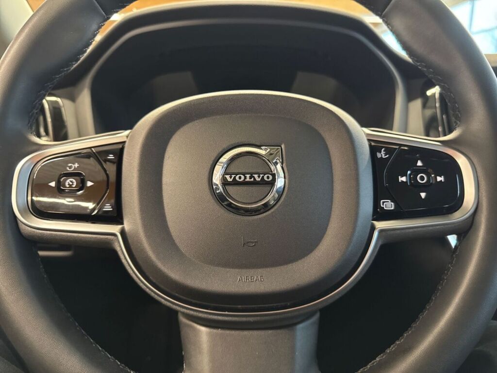Volvo V60 2023 Musta