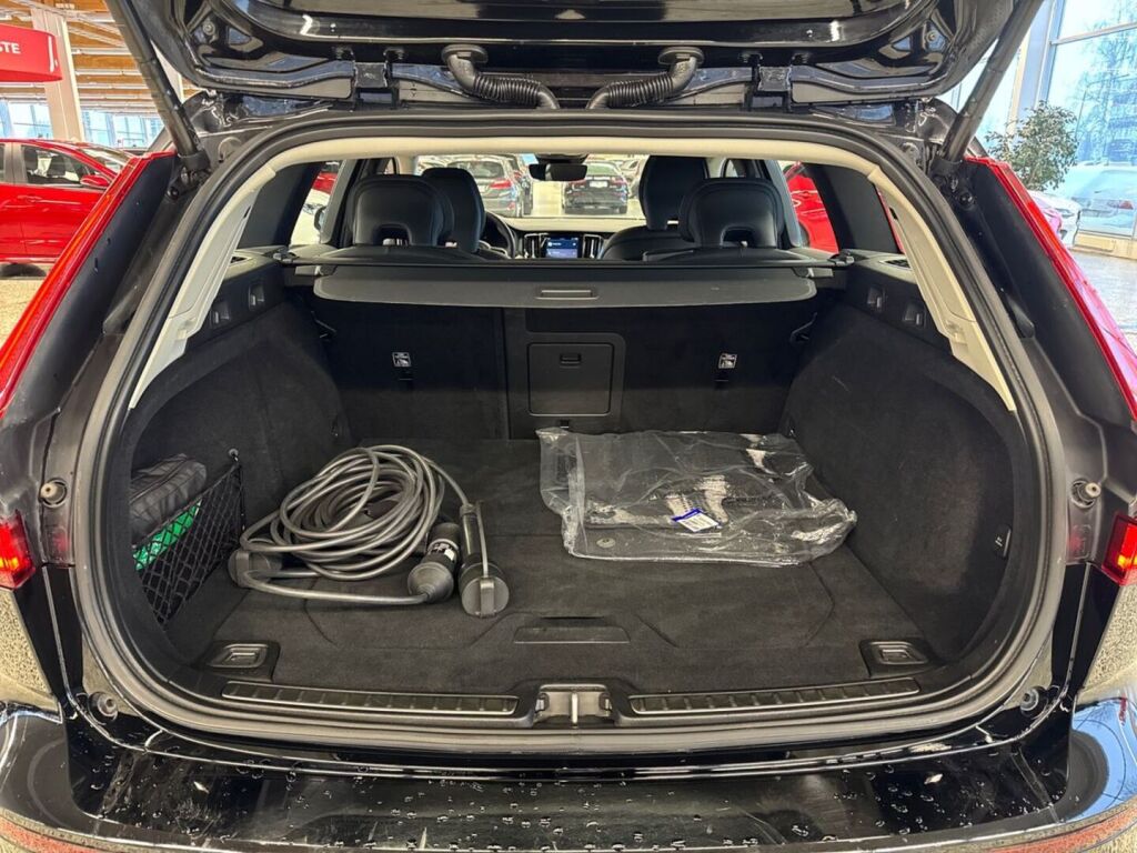 Volvo V60 2023 Musta