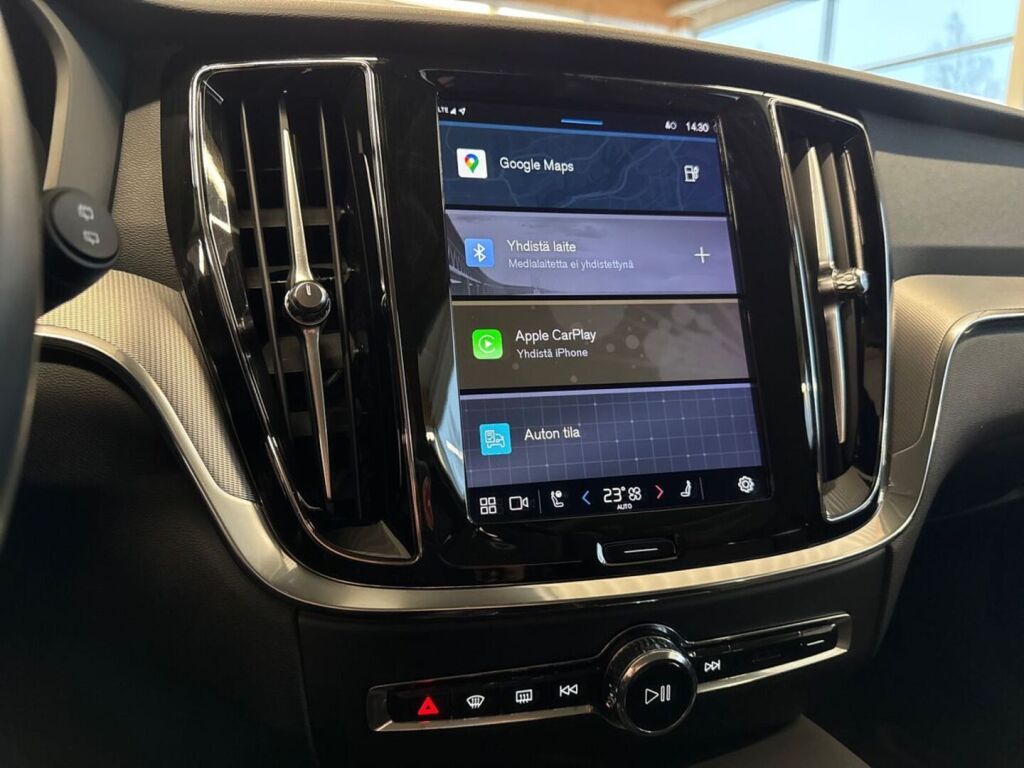 Volvo V60 2023 Musta