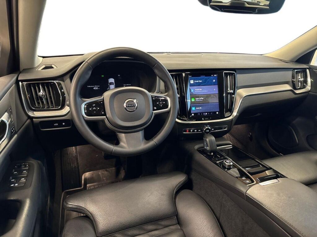 Volvo V60 2023 Musta