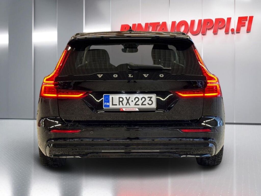 Volvo V60 2023 Musta