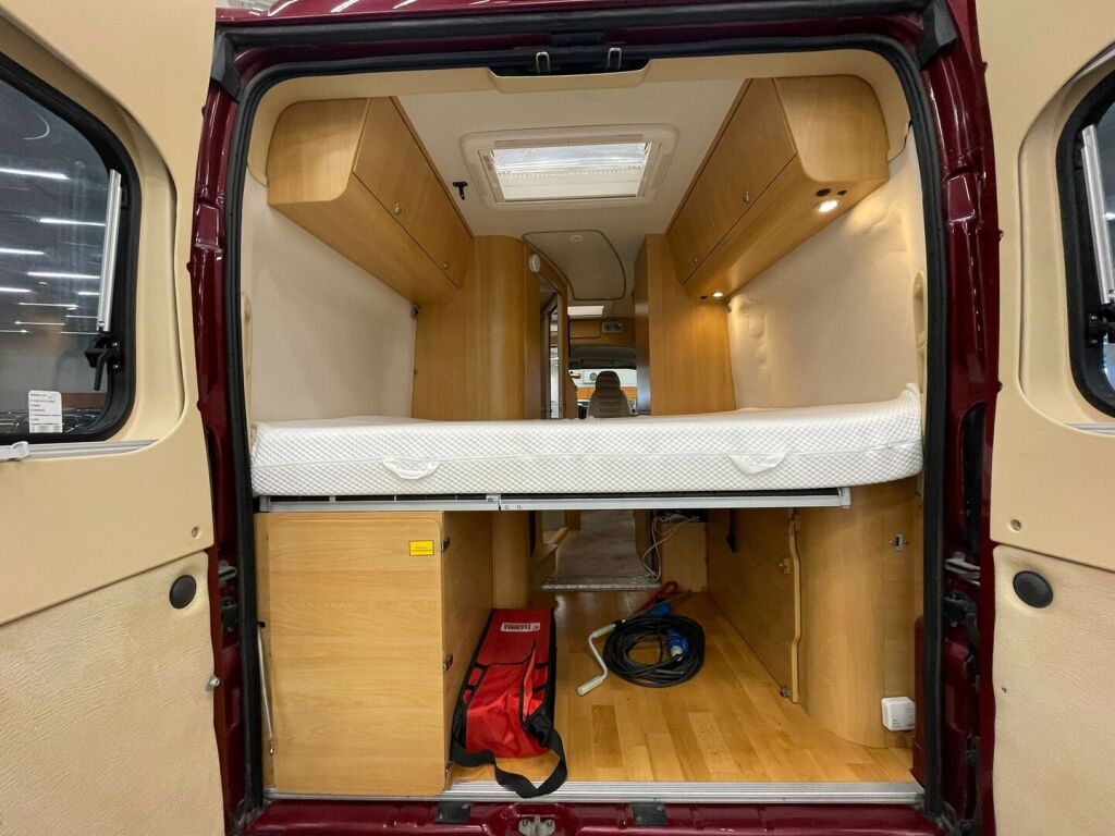 Adria TWIN 600 2008 Punainen