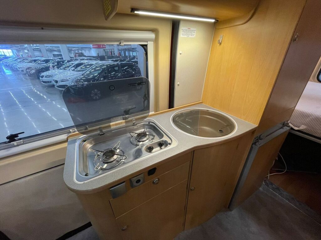 Adria TWIN 600 2008 Punainen