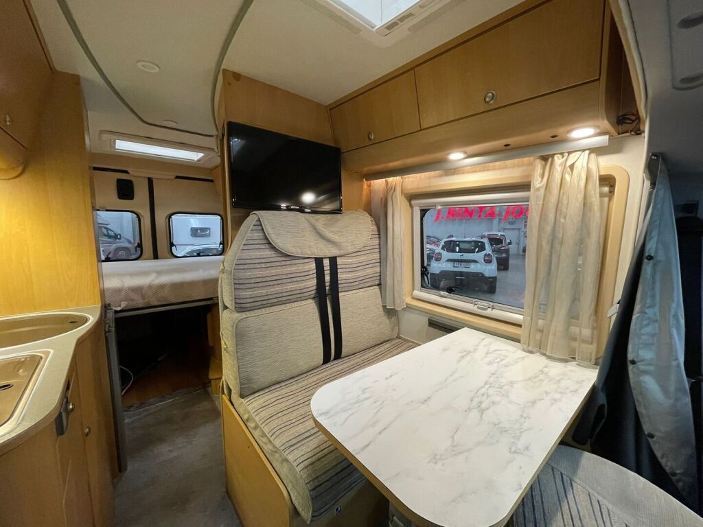 Adria TWIN 600 2008 Punainen