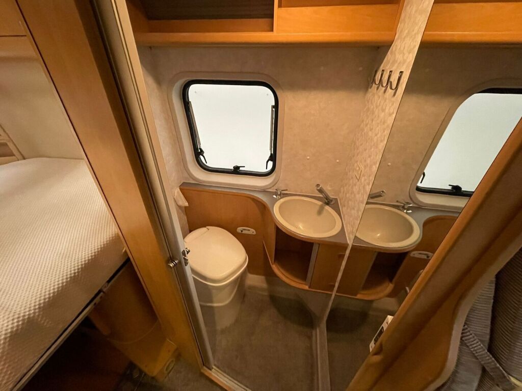 Adria TWIN 600 2008 Punainen