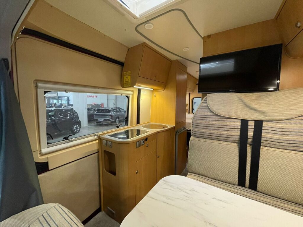 Adria TWIN 600 2008 Punainen