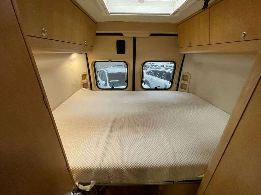 Adria TWIN 600 2008 Punainen