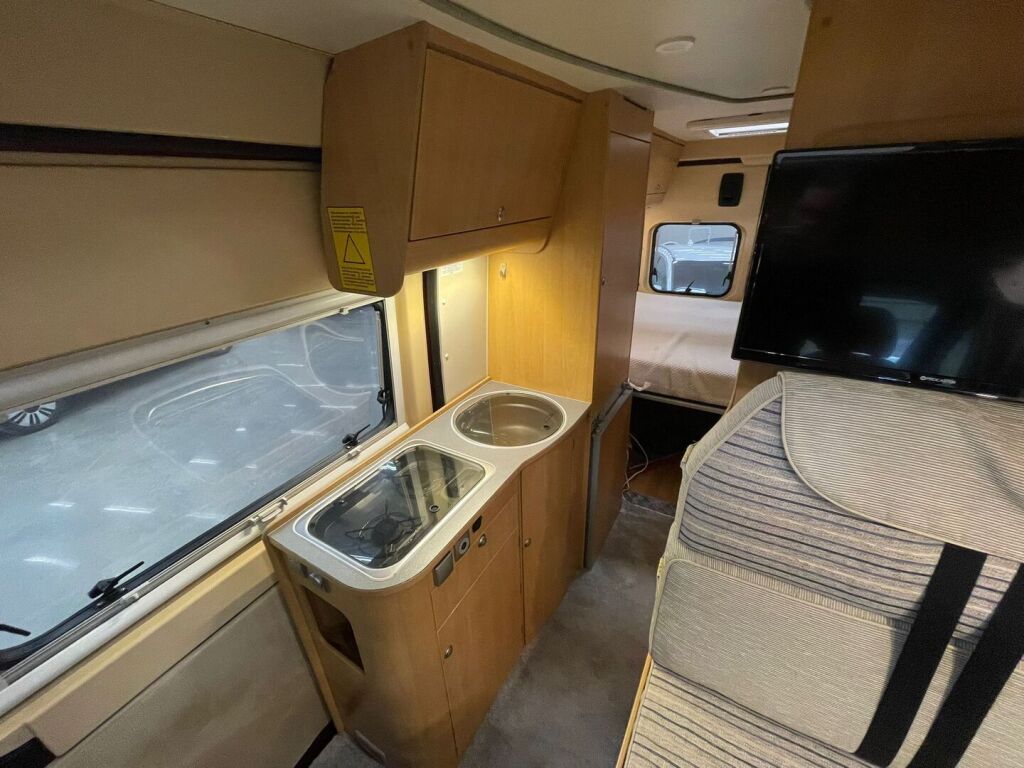 Adria TWIN 600 2008 Punainen