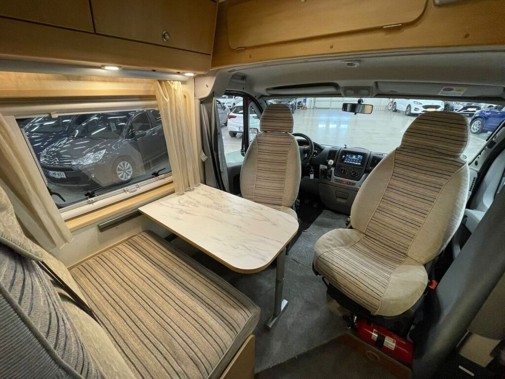 Adria TWIN 600 2008 Punainen