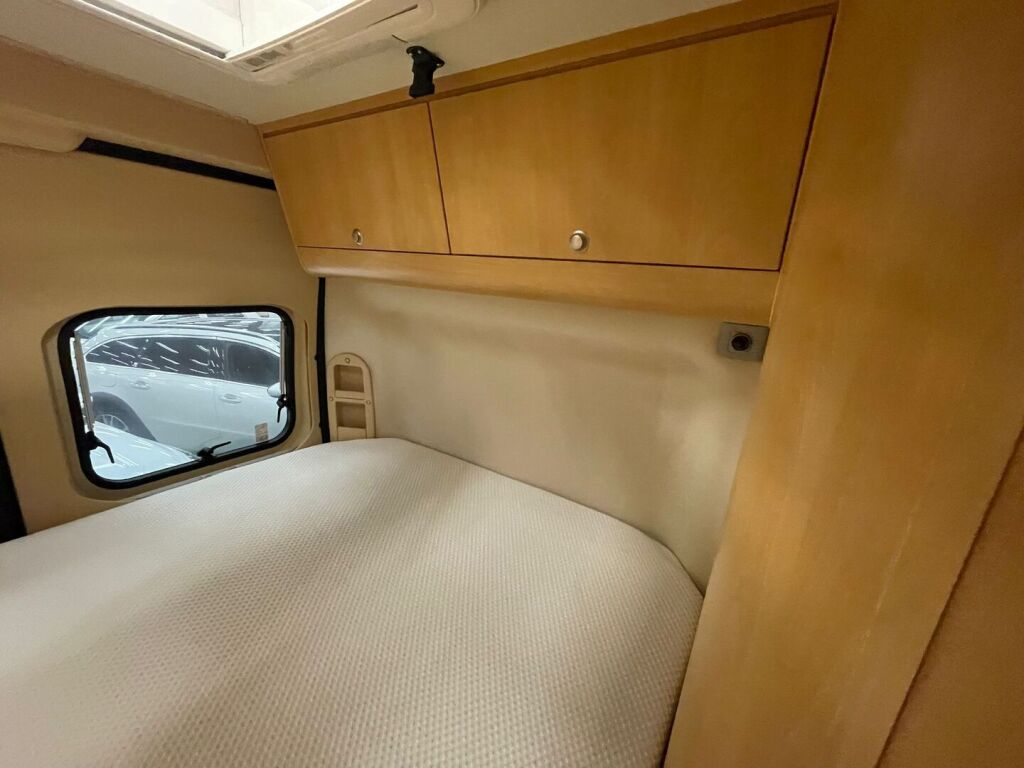 Adria TWIN 600 2008 Punainen
