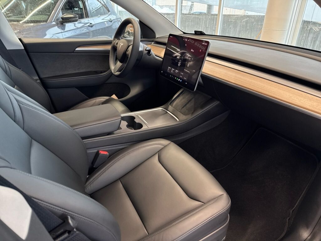 Tesla Model Y 2023 Musta