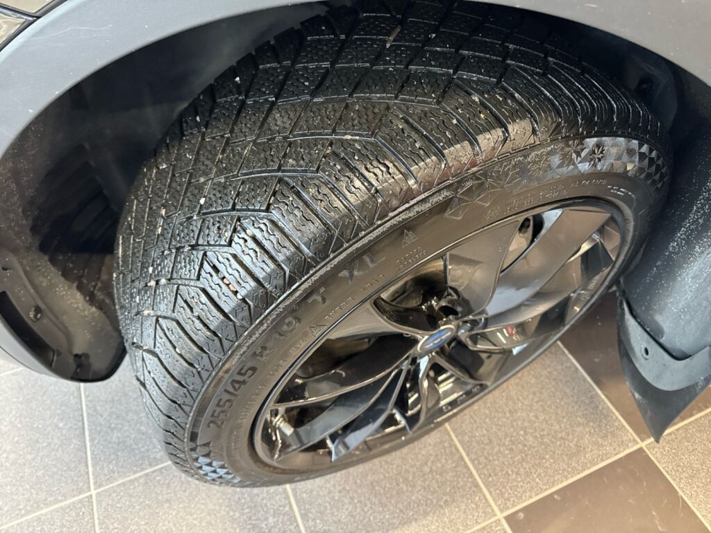 Tesla Model Y 2023 Musta