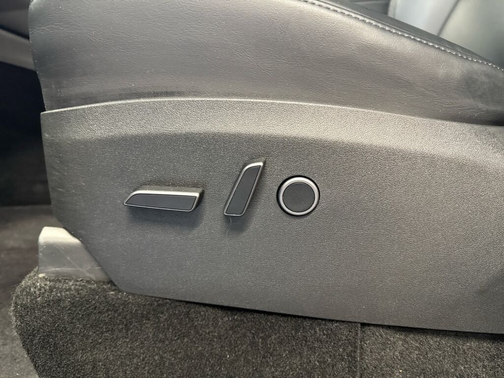 Tesla Model Y 2023 Musta