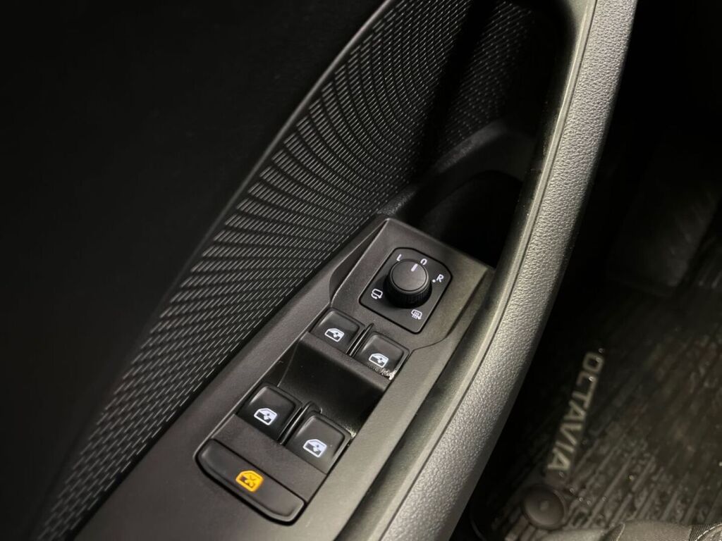 Skoda Octavia 2023 Harmaa
